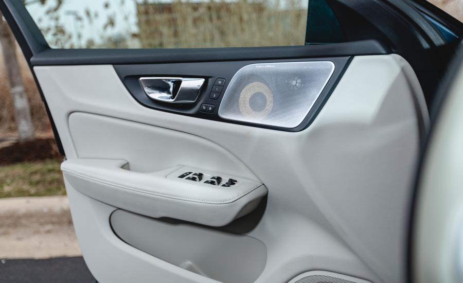 Детали интерьера Volvo V60 T6 Inscription 2018 года  (NA) (фото 18 из 27)